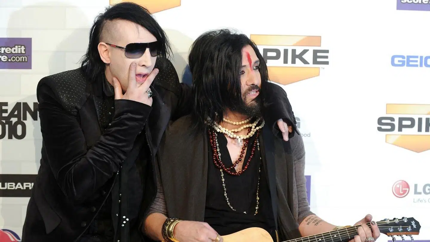 Marilyn Manson (tv) sammen med bassist Twiggy Ramirez, der også har en voldtægtsbeskyldning hængende over hovedet.