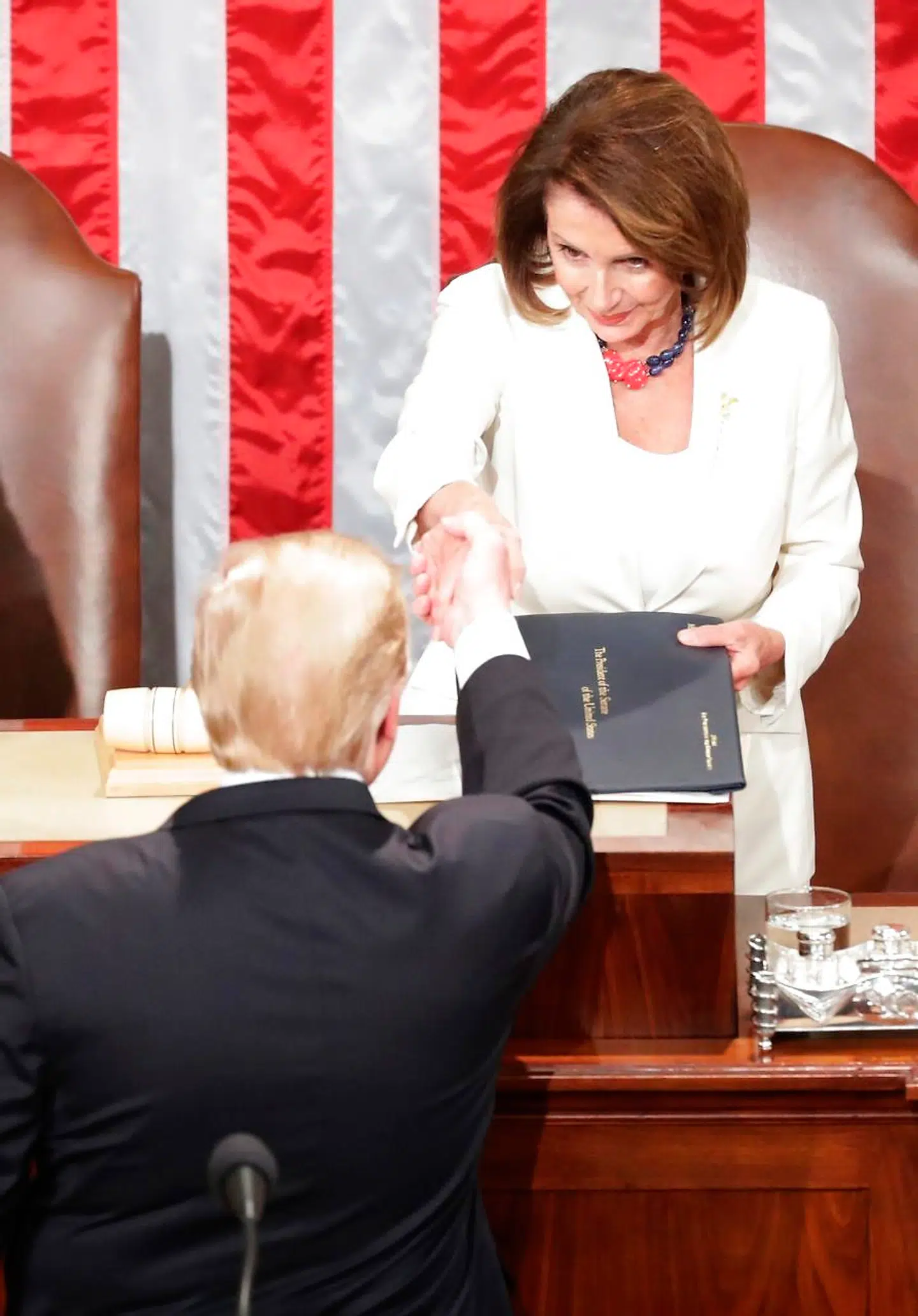 Længe ventet øjeblik. Donald Trump rækker hånden til Nancy Pelosi.
