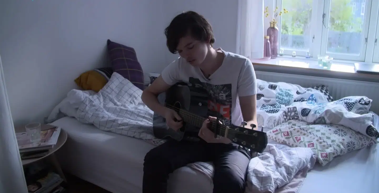 Her ses Oscar i serien 'Oscar & girl' med sin guitar.