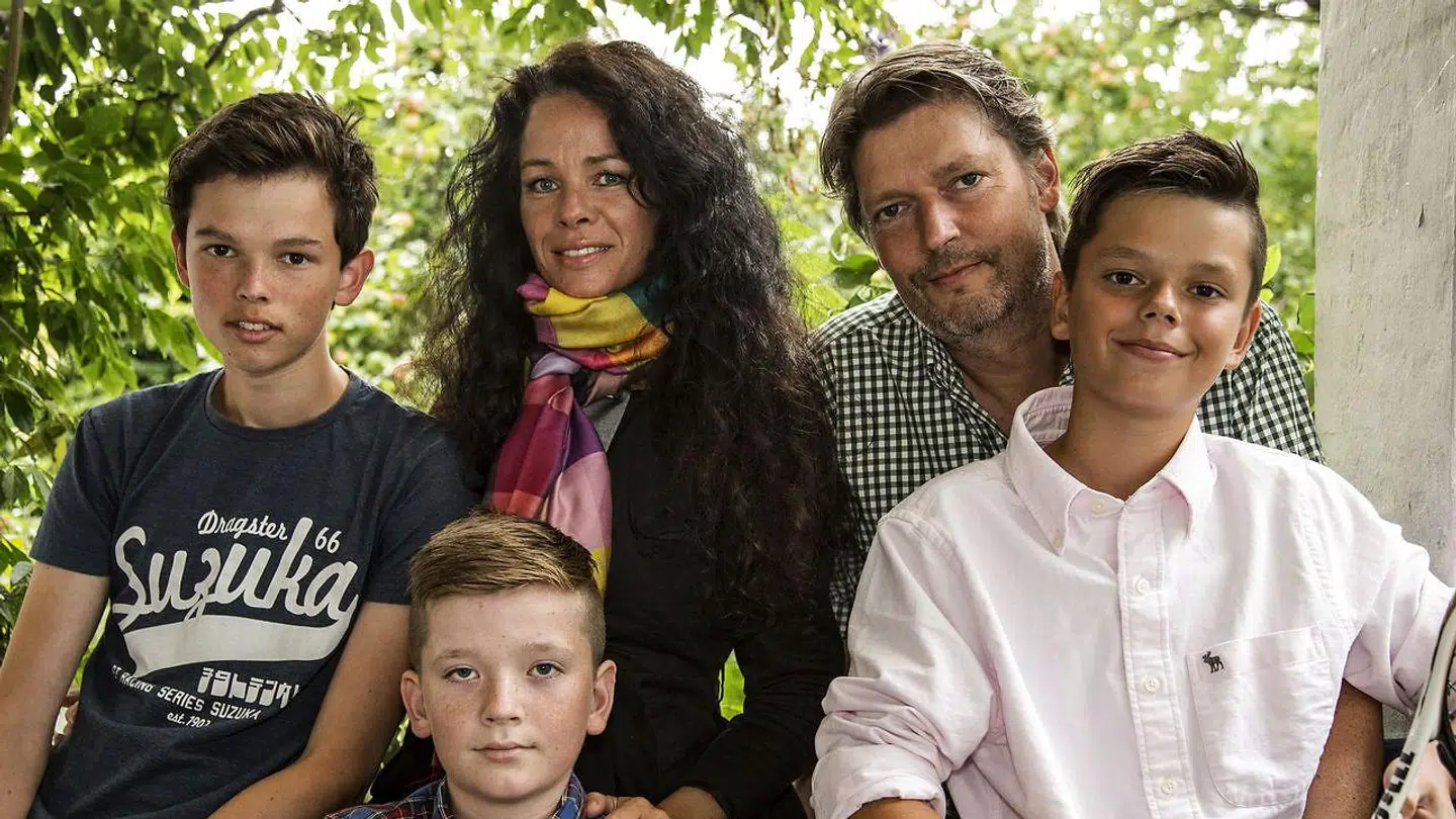 Her ses hele familien Elhauge i en yngre udgave. Mor Tina og far Mogens er omgivet af drengene Oscar (til venstre) Ludvig (i midten) og Christian (til højre)
