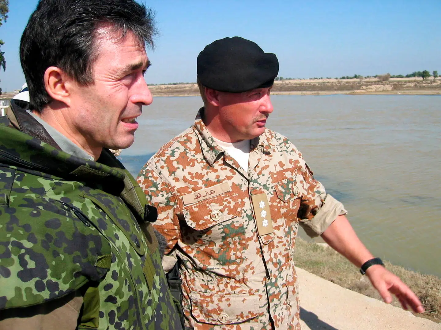 (ARKIV) Statsminister Anders Fogh Rasmussen (V) besøger de danske styrker i Irak søndag 1. februar 2004. Udredningen om baggrunden for Danmarks militære engagement i Kosovo, Irak og Afghanistan bliver fremlagt tirsdag. Ritzau udsender en optakt forud for præsentationen. Det skriver Ritzau, mandag den 4. februar 2019.. (Foto: Atef Hassan/Ritzau Scanpix)