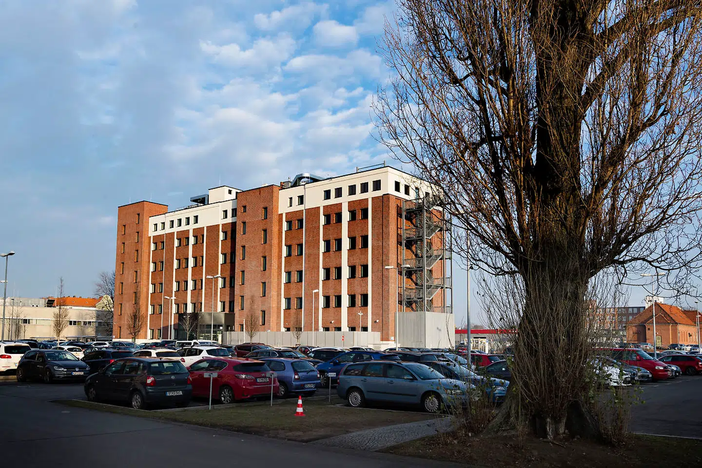 I denne bygning i udkanten af Berlin sidder flere hundrede ansatte fra forskellige lande og vælger, hvad der skal slettes af indhold på Facebook.