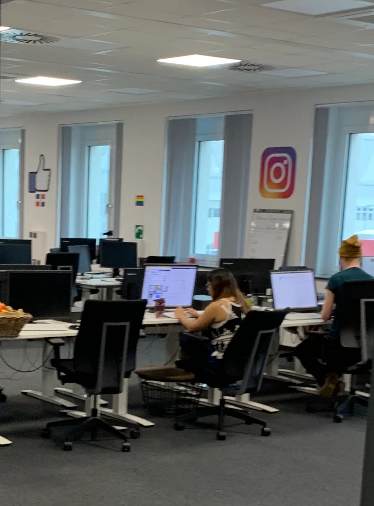 Mads Dinesen har i smug taget dette billede af kontoret hos Arvato, der arbejder for Facebook. B.T. har analyseret billedets metadata, der viser, at det er taget i Arvatos bygning.