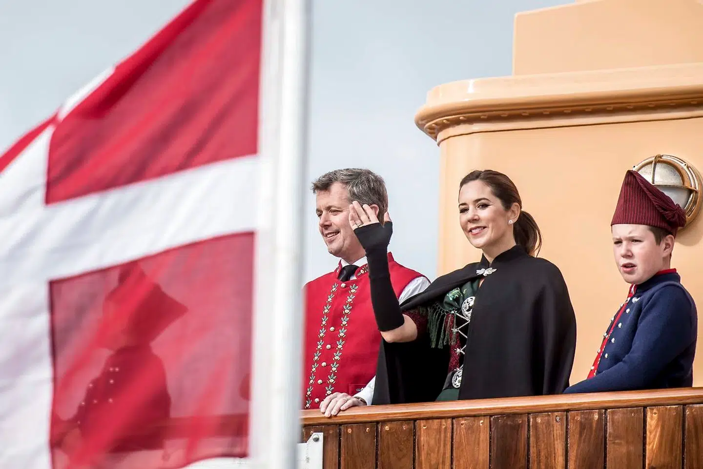 Kronprins Frederik, kronprinsesse Mary og prins Christian ankommer med Dannebrog til havnen ved Bakkafrost i forbindelse med deres besøg på Færøerne i august 2018. (Foto: Mads Claus Rasmussen/Ritzau Scanpix)