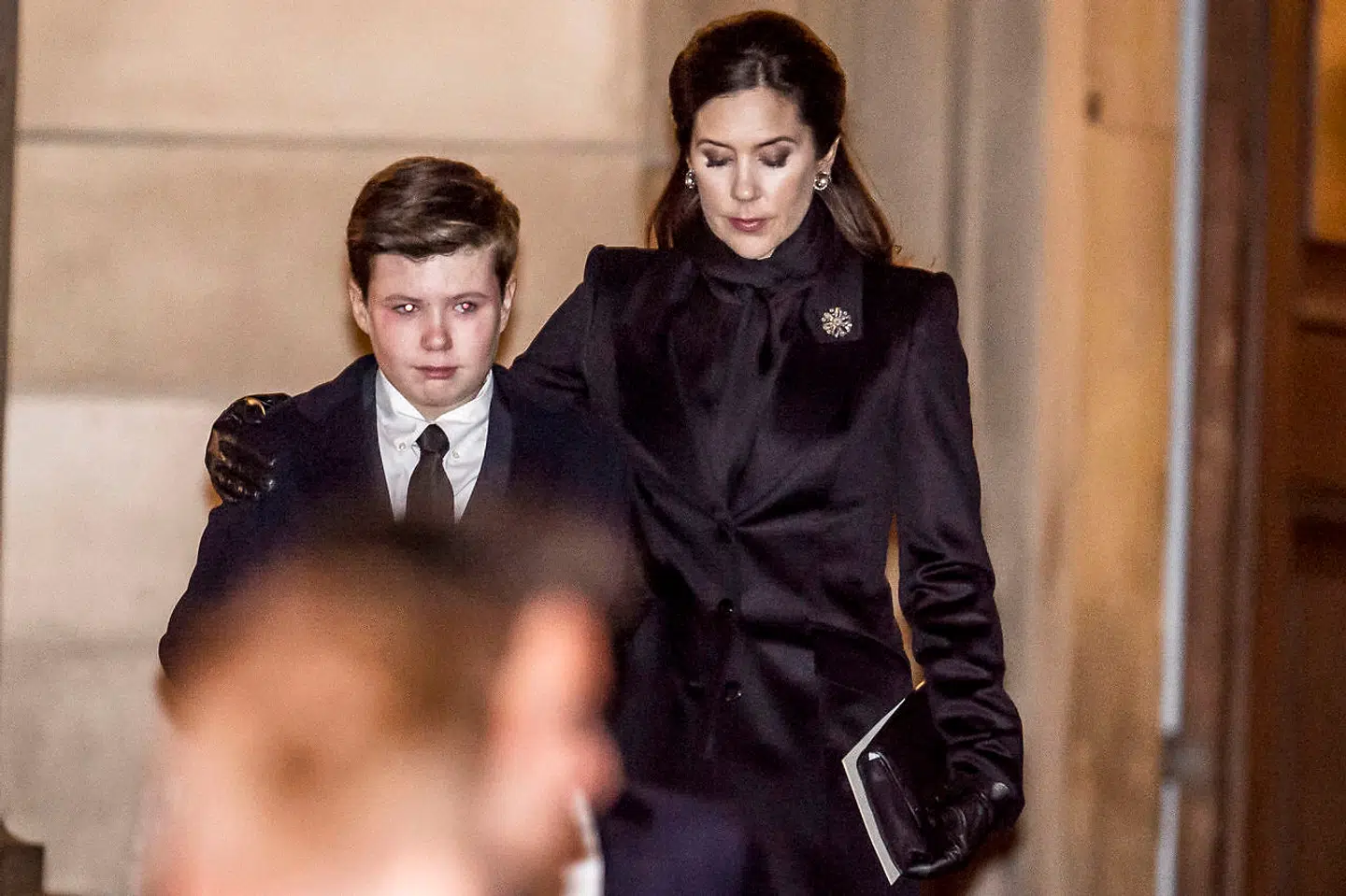 2018 blev også året, hvor kongefamilien mistede prins Henrik. Prins Christian blev fulgt ud af Christiansborg Slotskirke af sin mor, kronprinsesse Mary. (Foto: Mads Claus Rasmussen/Scanpix 2018)