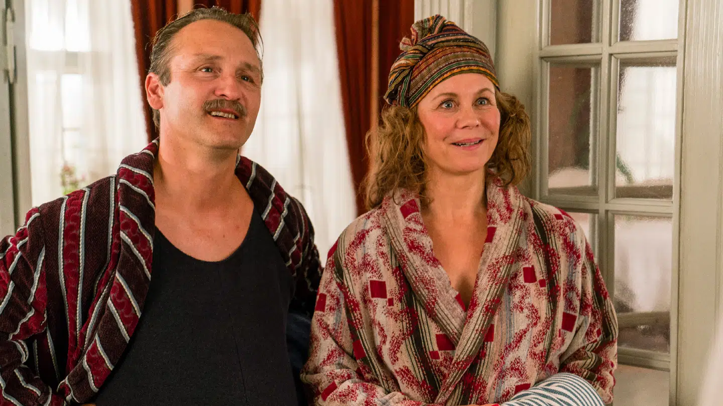 Grosserer Madsen (Lars Ranthe) og fru. Madsen (Anne Louise Hassing).
