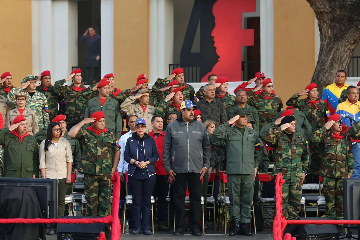 Lande som Kina, Rusland og Mexico ser stadig Maduro som præsident og kritiserer de vestlige magters beslutning om at anerkende Juan Guaidó. Maduro har også stadig militærets afgørende støtte. Her ses han til den officiel markering af National Anstændighedsdag mandag. Ho/Ritzau Scanpix