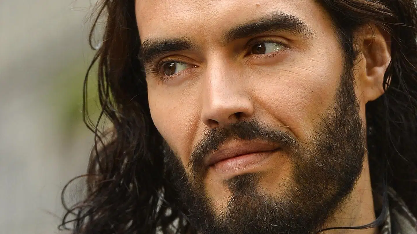 Russell Brand har startet en heftig debat i Storbritannien.