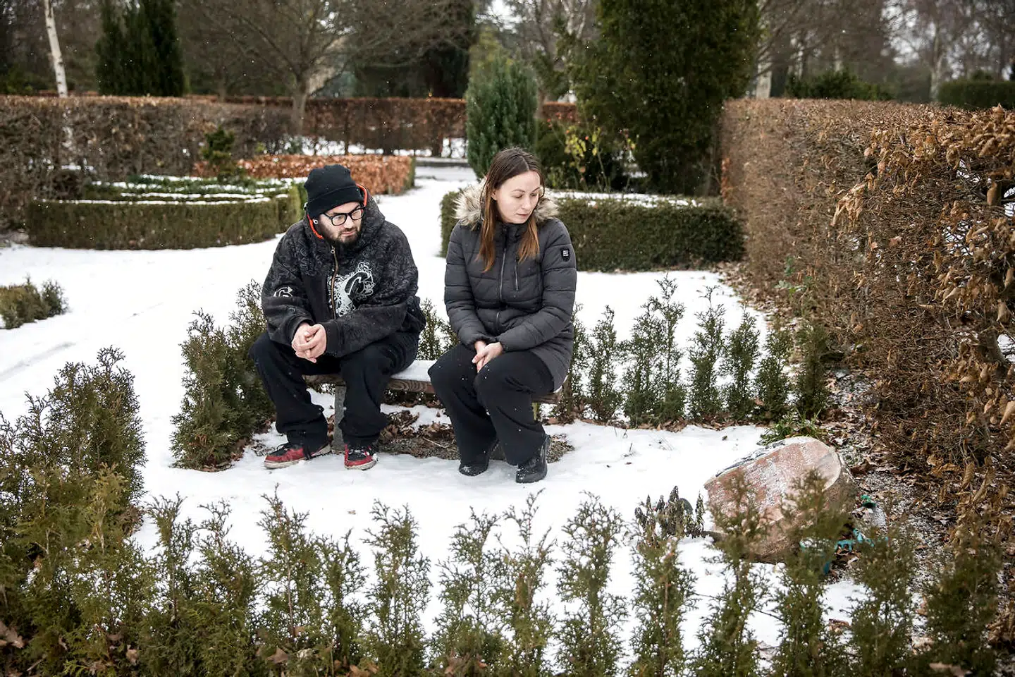Katri Schertiger og hendes bror Peter Väisänen ved deres mors grav.