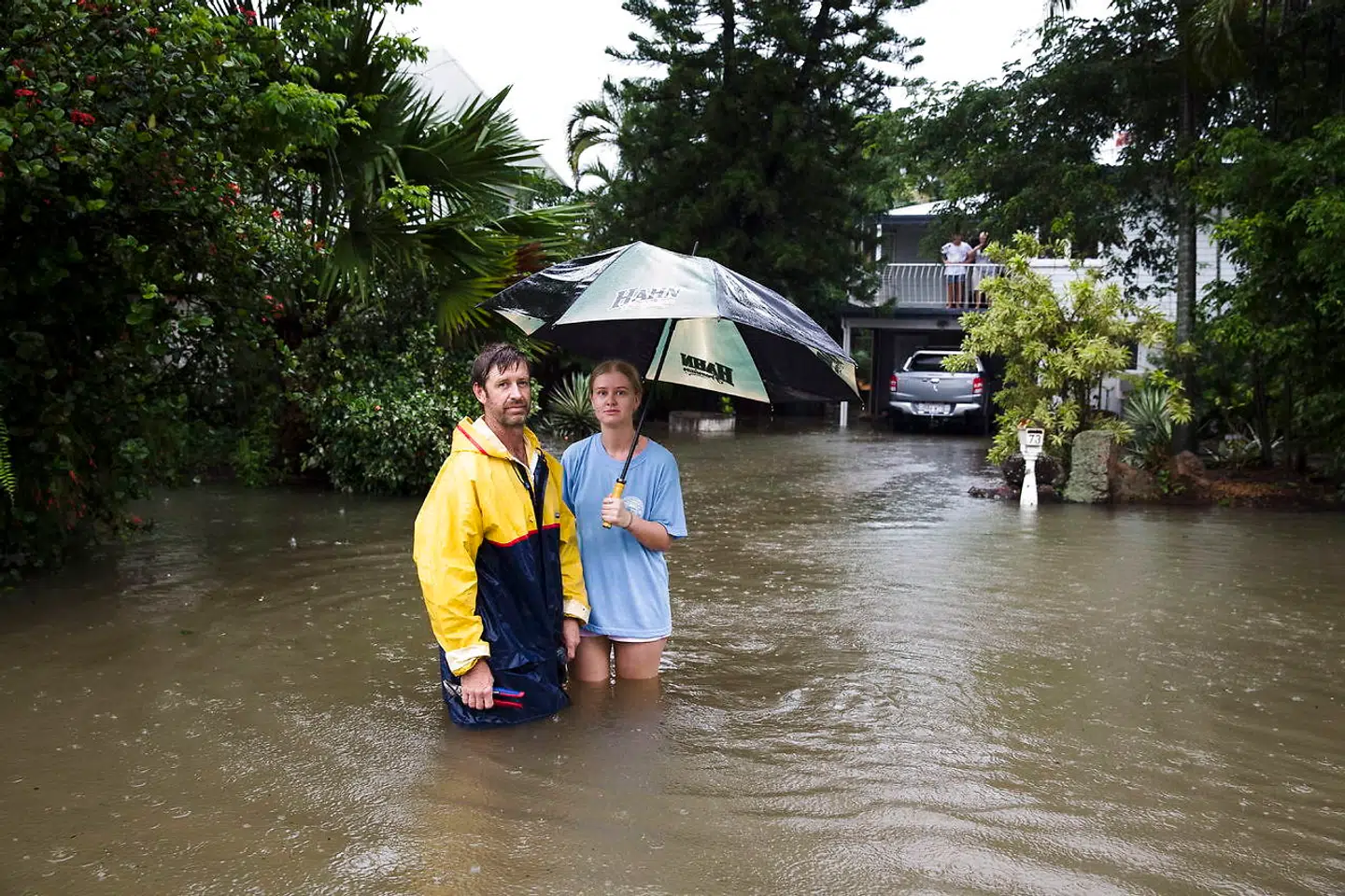 Paul Shafer og datteren Lily kan tale med om hvad det vil sige at stå i vand til knæene.
