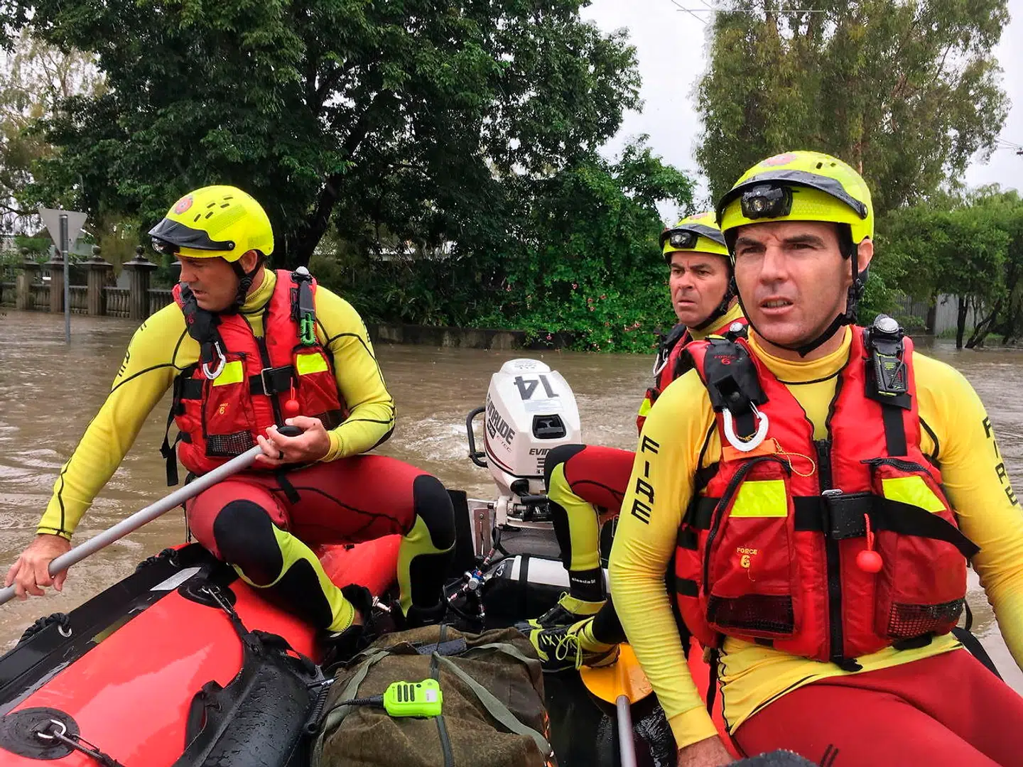 Queensland Fire and Emergency Services er kommet på overarbejde som følge af oversvømmelserne i Queensland.