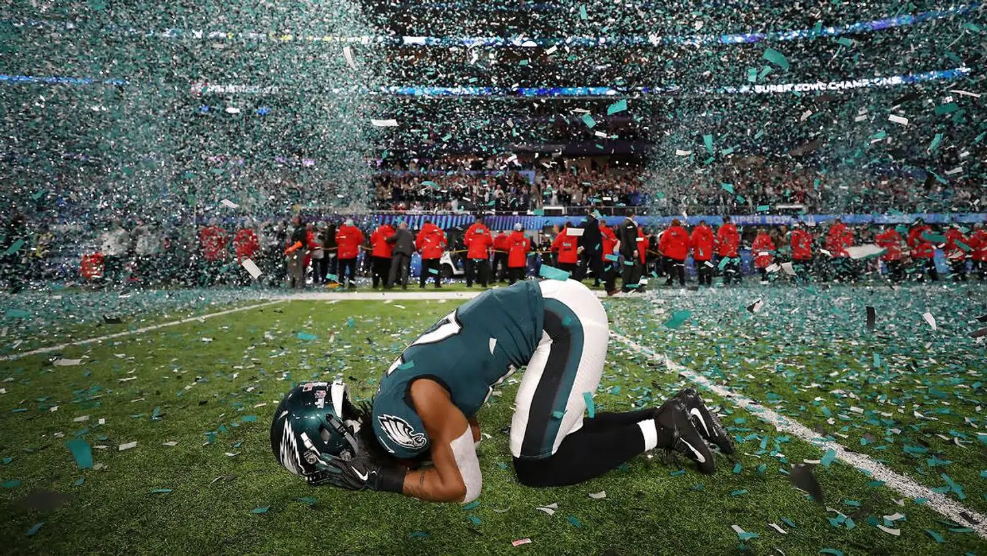 Philadelphia Eagles' Patrick Robinson fejrer sejren ved sidste års Super Bowl.