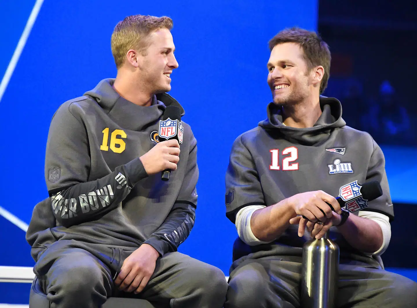 Jared Goff og Tom Brady interviewes forud for Super Bowl i Atlanta.