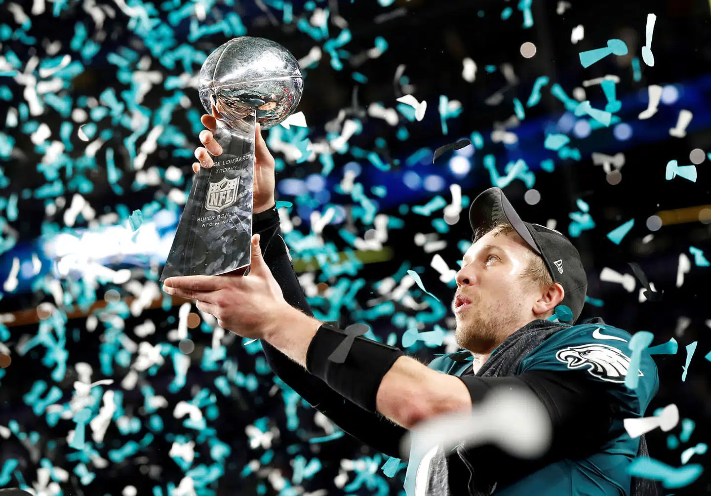 Nick Foles fra Philadelphia Eagles løfter Vince Lombardi-trofæet efter sejren ved sidste års Super Bowl.