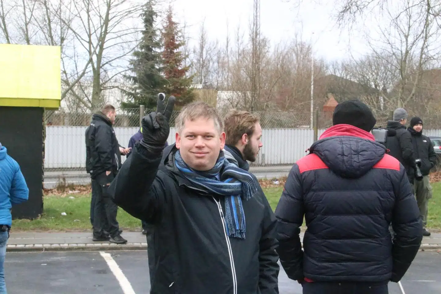 Rasmus Paludan fra Stram Kurs måtte kortvarigt evakueres under lørdagens demonstration i Tilst.