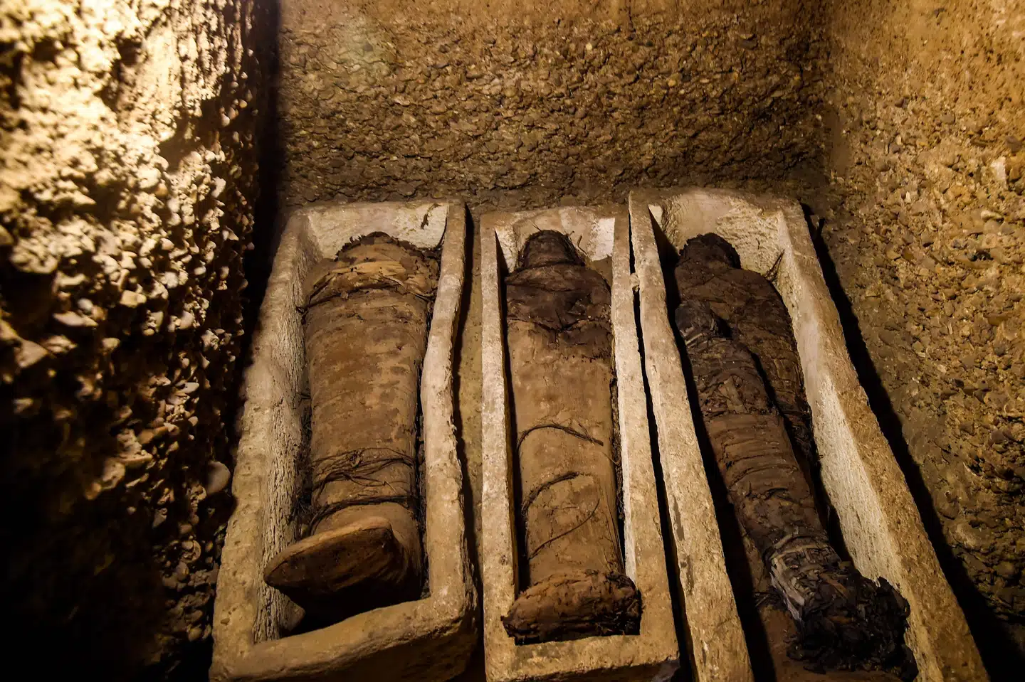 I fire gravkamre ni meter under jordens overflade har egyptiske arkæologer fundet 50 mumier. De anslås at være mere end 2000 år gamle. Mohamed El-Shahed/Ritzau Scanpix