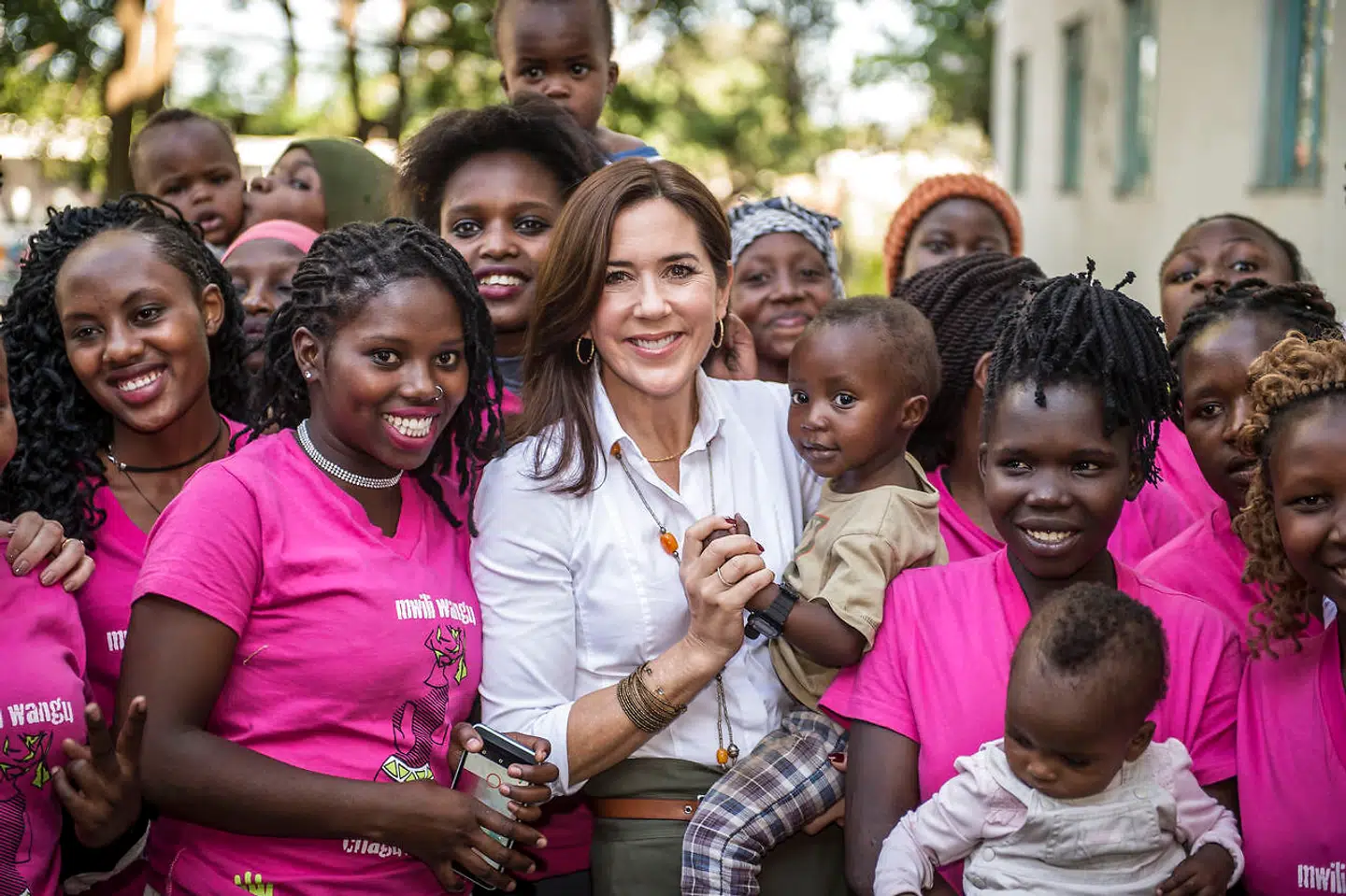 Kronprinsesse Mary sammen med folk som har mødt hende under besøget hos Elizabeth Okumu's mentorprogram i Nairobi i Kenya, onsdag den 28. november 2018.