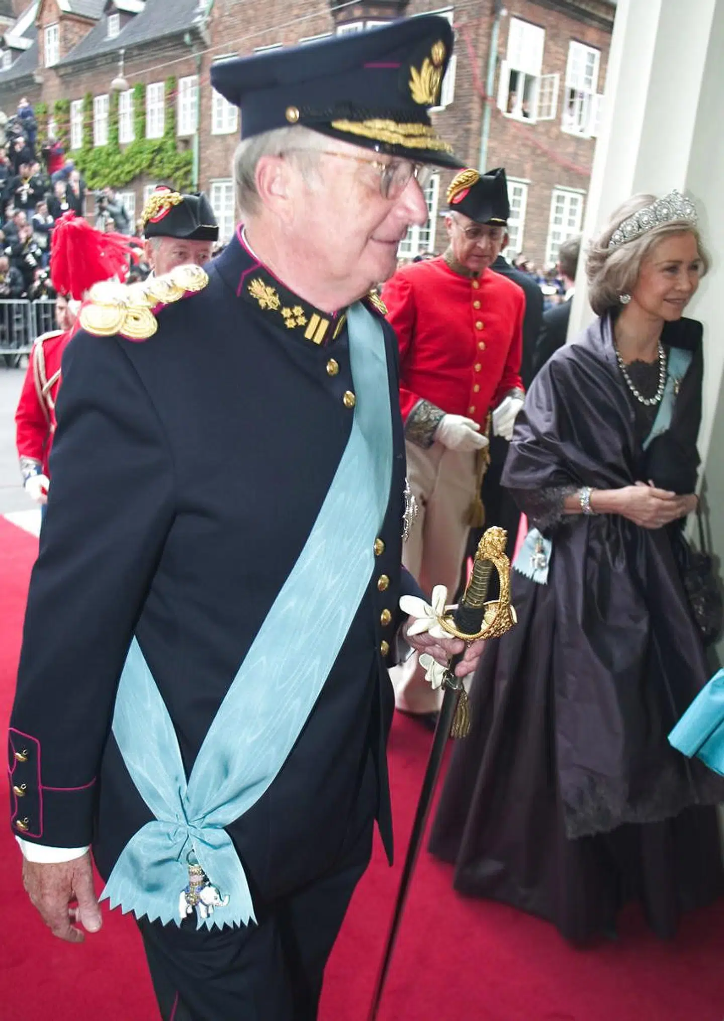 Kong Albert af Belgien ankommer til Vor Frue Kirke i København i anledning af kronprins Frederik og Mary Elizabeth Donaldsons bryllup d. 14. maj 2004.