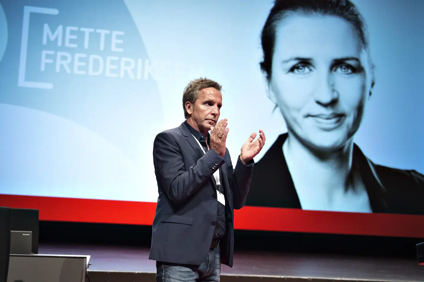 3F formand Per Christensen har sammen med FOA-formand Mona Striib lagt deres bud frem på, hvordan man kan ændre det danske pensionssystem. De foreslår en tidligere tilbagetrækning for grupper med hårdt fysisk arbejde, ligesom Socialdemokratiets formand, Mette Frederiksen, har foreslået. Netop Mette Frederiksen ses her i baggrunden, mens Per Christensen præsenterer hende ved 3F's kongres i 2016. Henning Bagger/Ritzau Scanpix