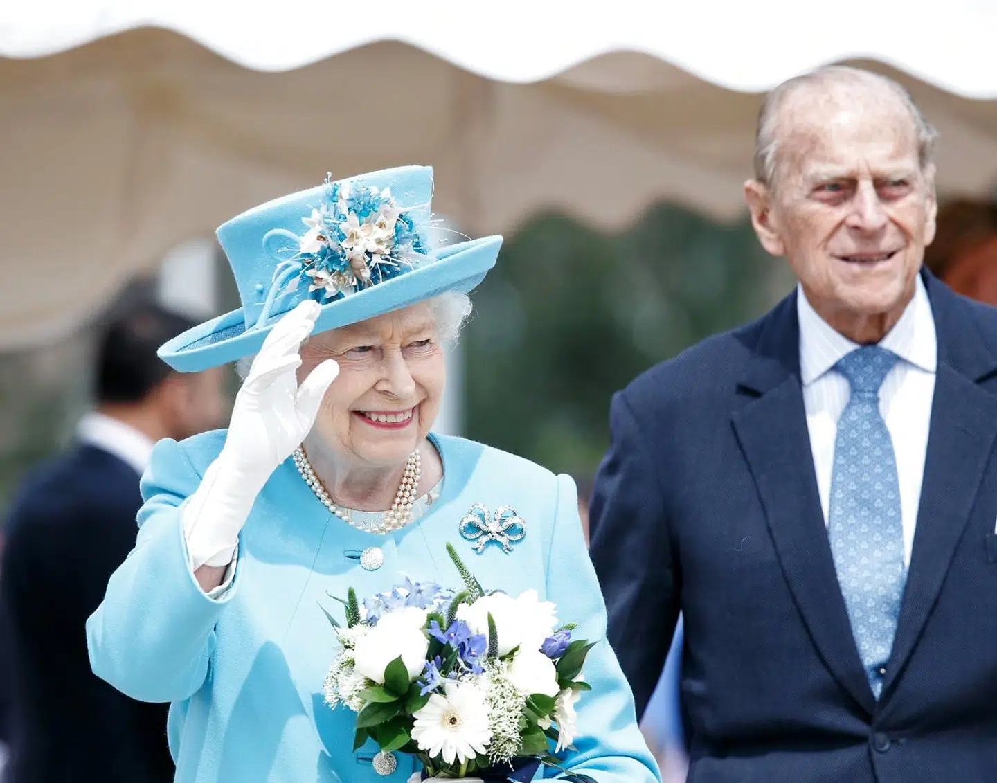Englands dronning Elisabeth .- i baggrunden ses Prins Phillip.