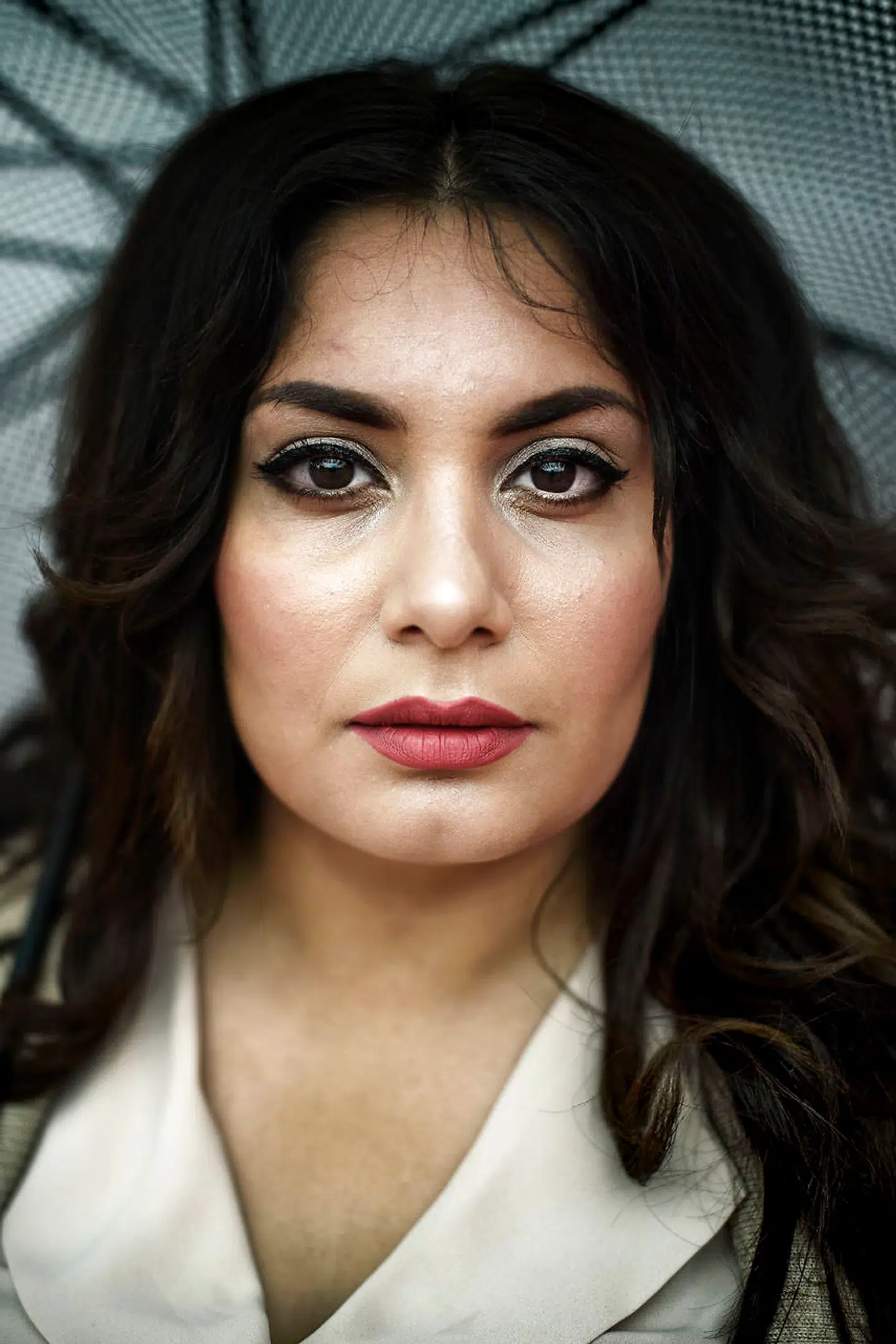 Anahita Malakians, forretningsdrivende, studerende, mor og stiller op til BR for Venstre, bor på Ydre Nørrebro. Hun er utryg pga bander og fortæller, at hendes søn er blevet advaret om de risici, der er ved at bevæge sig omkring på Den Røde Plads.