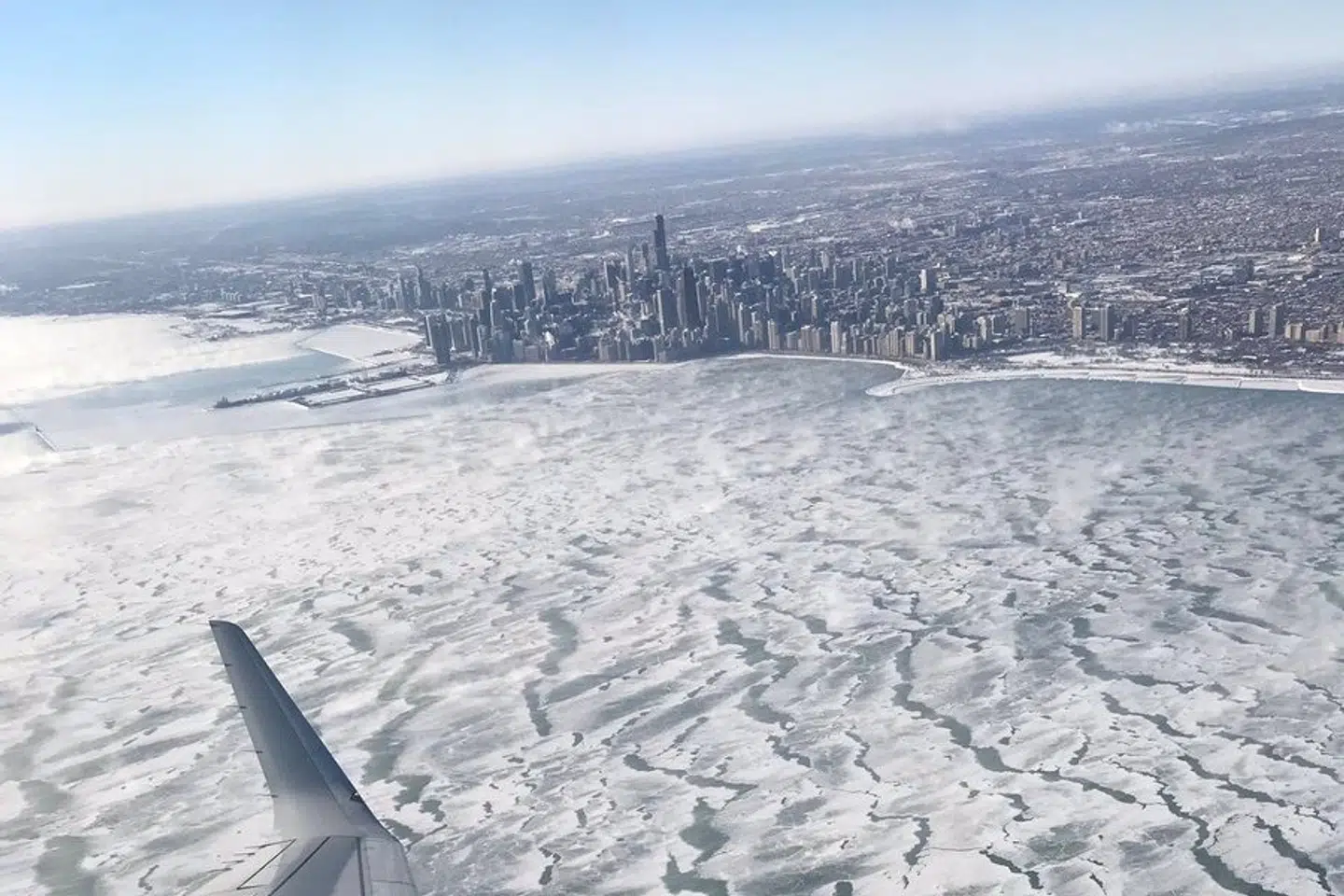 Udsigt over Lake Michigan fra et fly over Chicago. Mindst 21 mennesker meldes omkommet under den ekstrem kulde i midtvesten i USA. Social Media/Reuters