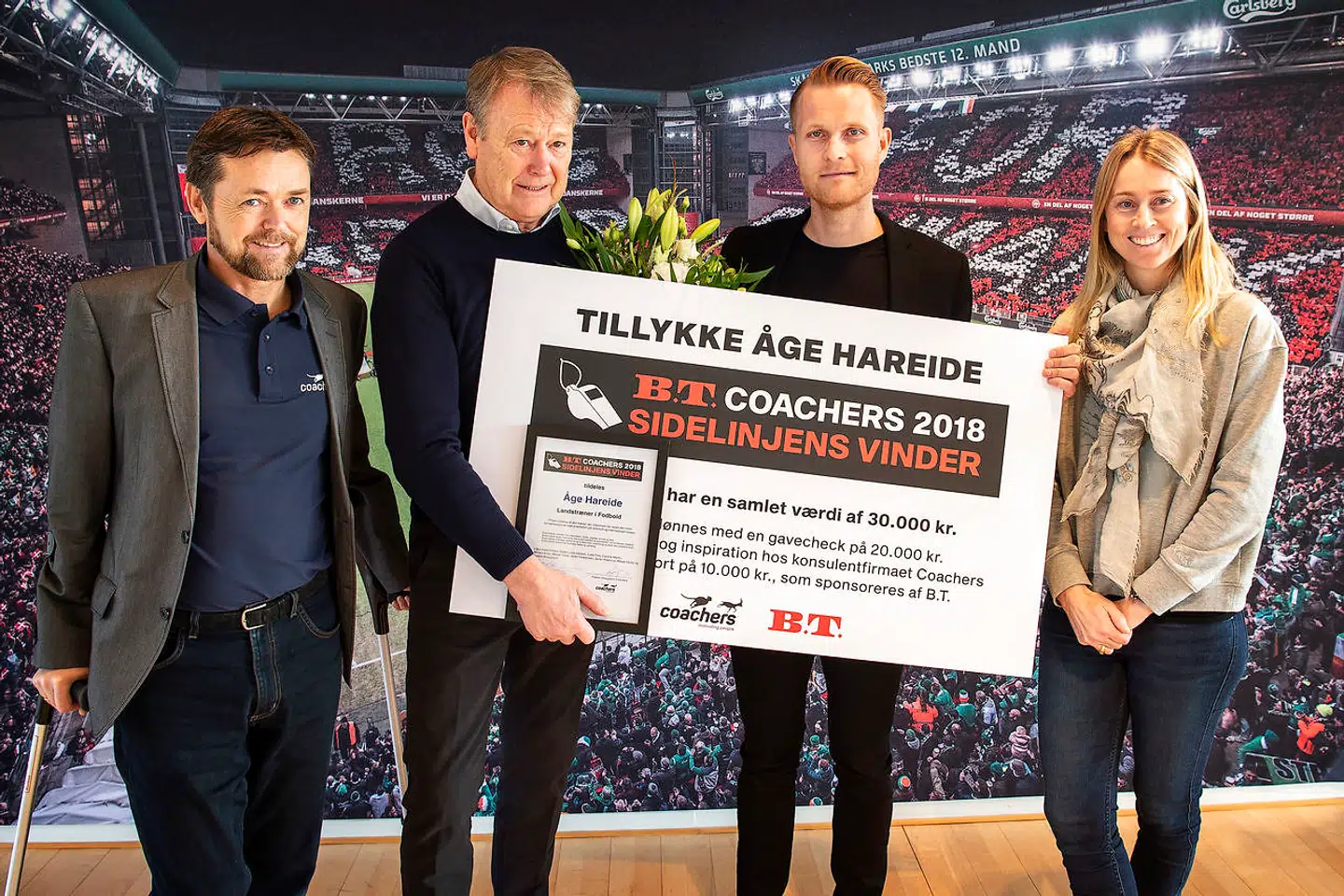 Åge Hareide tildeles B.T. Coachers-prisen. Fra venstre: Preben Braagaard fra Coachers, landstræner Åge Hareide, B.T. Sportschef Søren Klæstrup og medlem af juryen bag B.T. Coachers Camilla Martin.