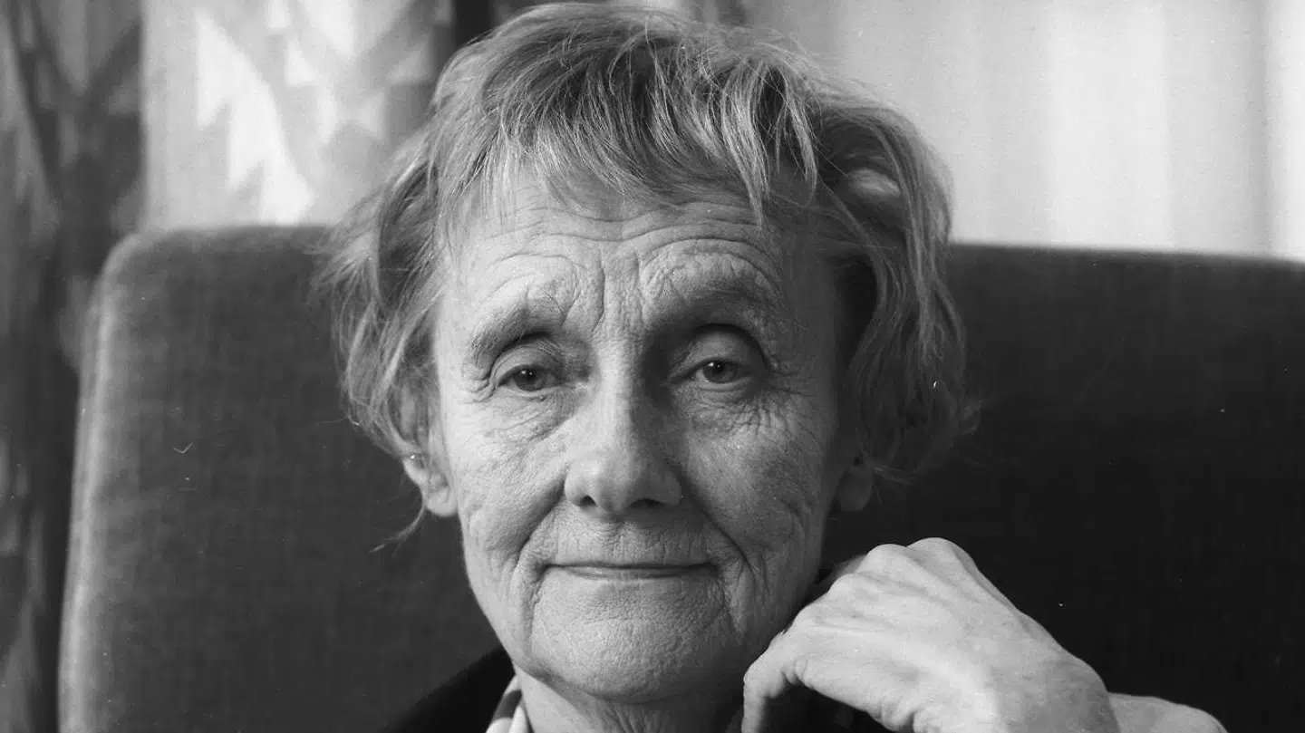 Den svenske forfatter Astrid Lindgren har skrevet en lang række børnebøger, som er læst af millioner af børn verden over. Hun skrev bl.a. 'Brødrene Løvehjerte', 'Ronja Røverdatter' og 'Pippi Langstrømpe'. Lindgren blev 94 år.