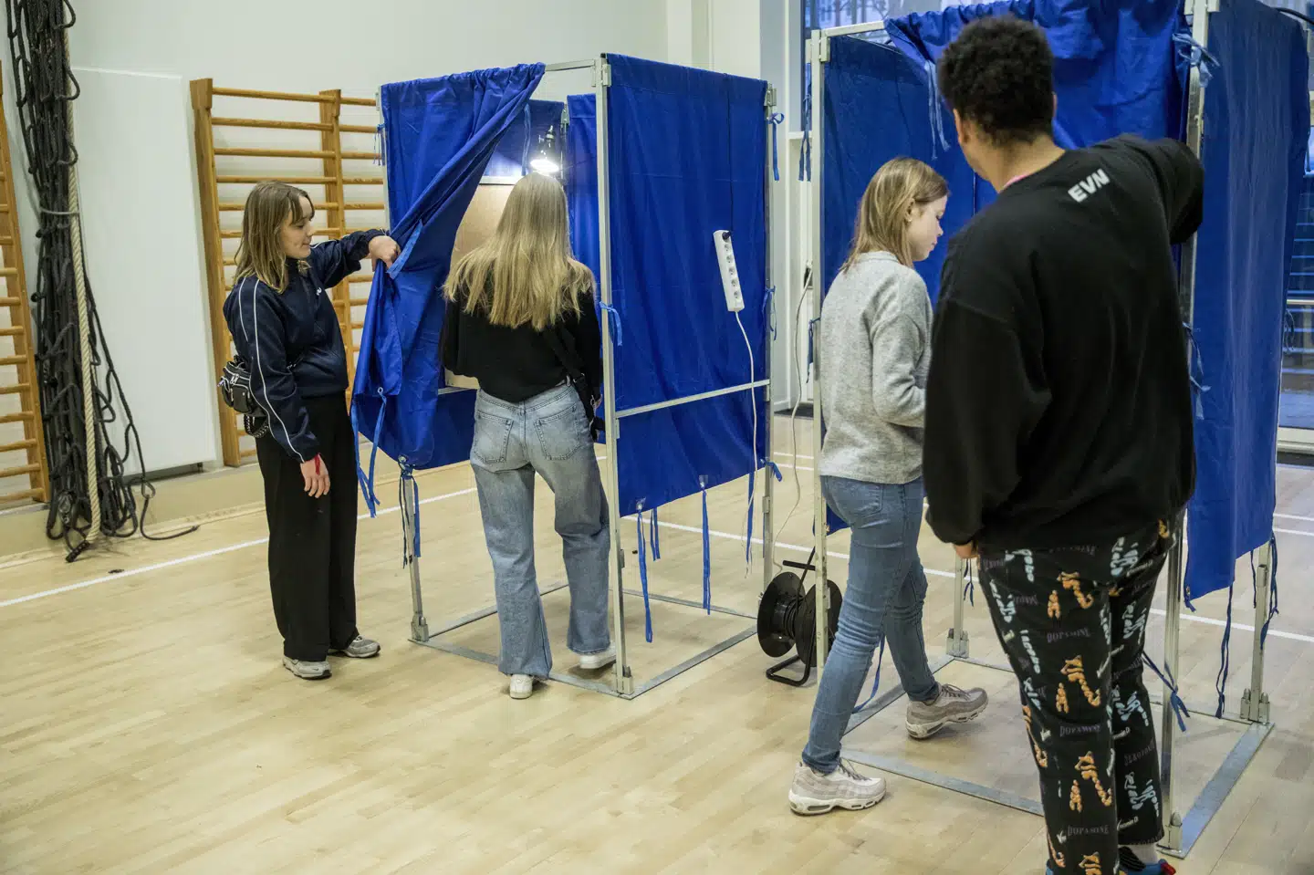 Skolevalget 2019 er på mange måder foregået som et rigtigt folketingsvalg. Eleverne har skullet aflevere valgkort og har også brugt rigtige stemmebokse, når de har afgivet deres stemme. Her på Øster Farimagsgades Skole i København. Nikolai Linares/Ritzau Scanpix