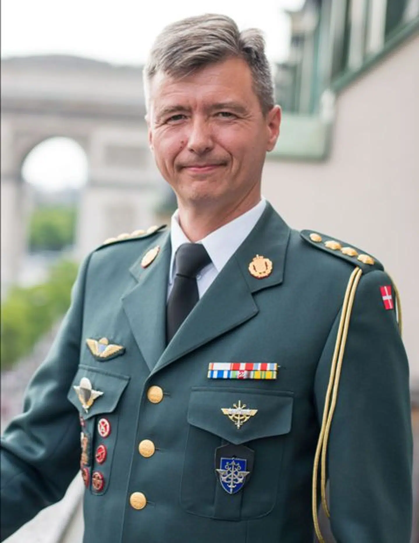 Chefen for Gardehusarregimentet i Slagelse, oberst Jens Ole Rossen-Jørgensen, har selv gået på École Militaire i Paris, hvor han har taget IHEDN-uddannelsen (Institut for Højere Studier af Nationalt Forsvar).