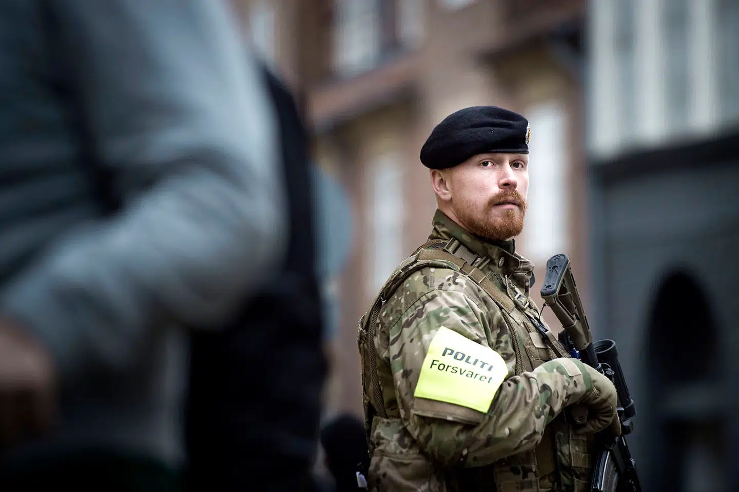 Opgaven er nu delvist overgået til forsvaret, og derfor er det forsvarets politi, der bevogter flere af institutionerne nu.