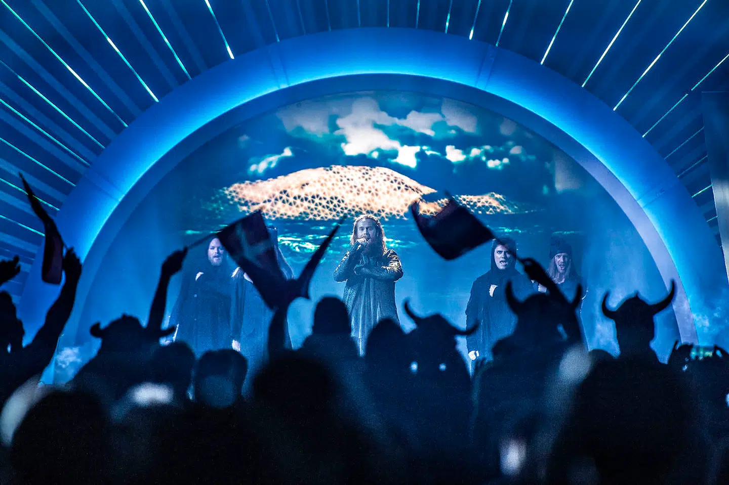 Her ses sangeren Rasmussen, der vandt sidste års Melodi Grand Prix, på scenen i Gigantium Aalborg.