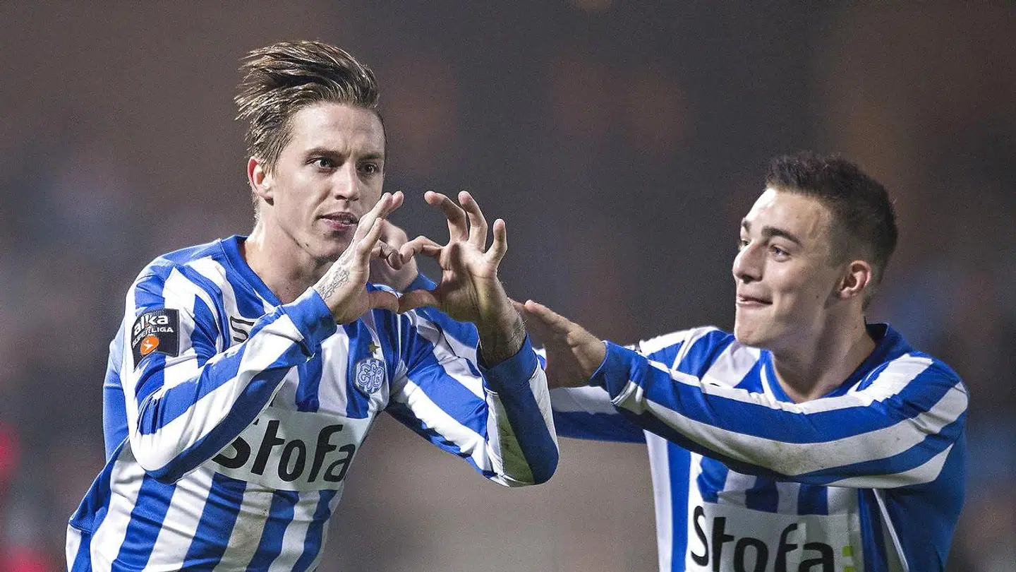 RB plus. Arkivfoto:Esbjerg har gang i vinterrengøringen. Sportsdirektør Ted van Leeuwen sælger etablerede superligaspillere og henter unge udlændinge til Esbjergs overlevelseskamp. Bekymrende, siger superligaekspert. Arkivfoto: Superlga Fodbold 30.10.2014 - Esbjerg - FC Nordsjælland - Blue Water Arena Esbjerg. Nicki Bille (Esbjerg - 1)4 jubler efter 1 - 1 ved straffe. th Casper Nielsen (Esbjerg - 17). (Foto: Claus Fisker/Scanpix 2017)