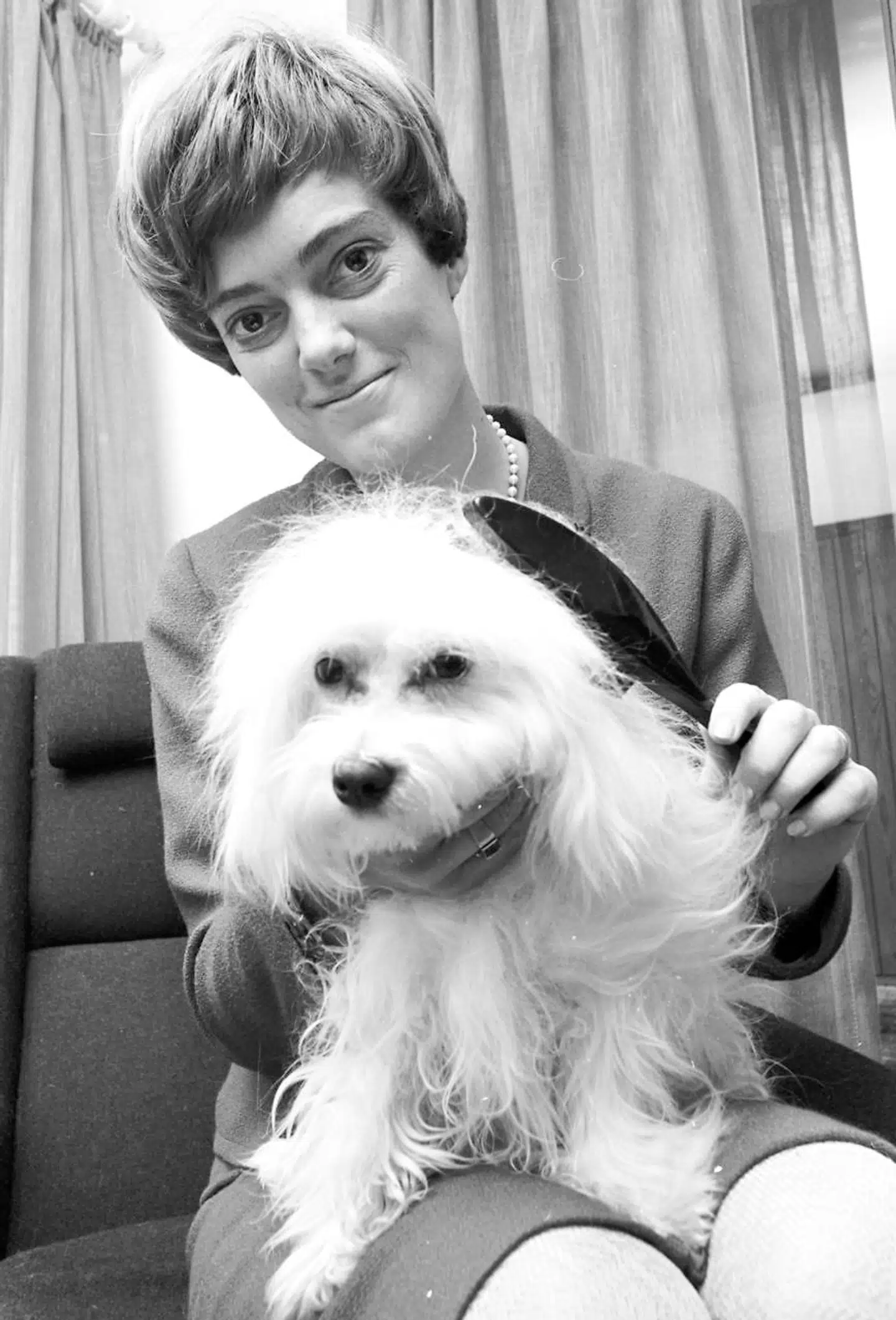 Jane Aamund sidder her med sin hund Tiffany.
