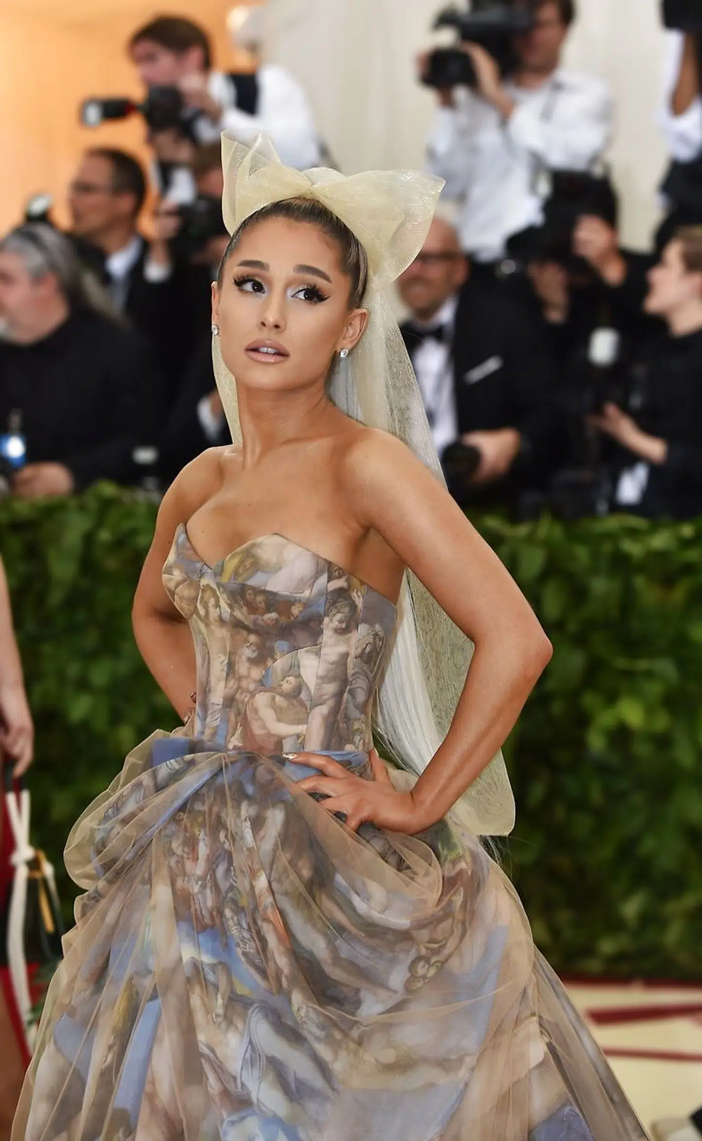 Ariana Grande er en amerikans skuespiller og sanger. Hun blev først kendt for sin rolle som Cat Valentine i tv-serierne Victorious og Sam & Cat på Nickelodeon