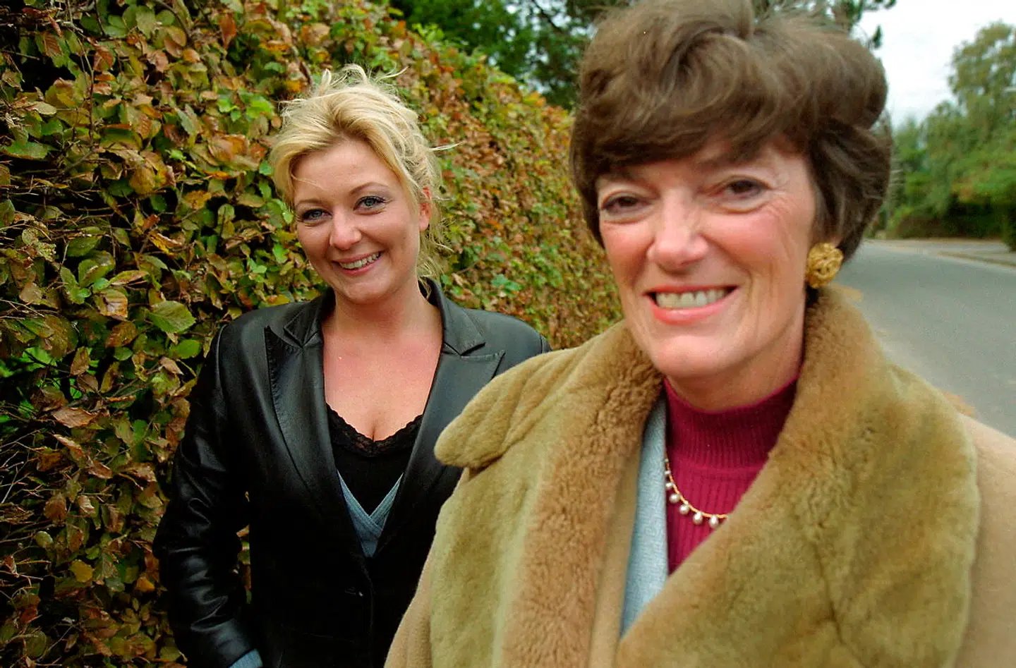 Jane Aamund med Mette Lisby, der i 1999 portrætterede hendes farmor Juliane i filmudgaven af 'Klinkevals'.