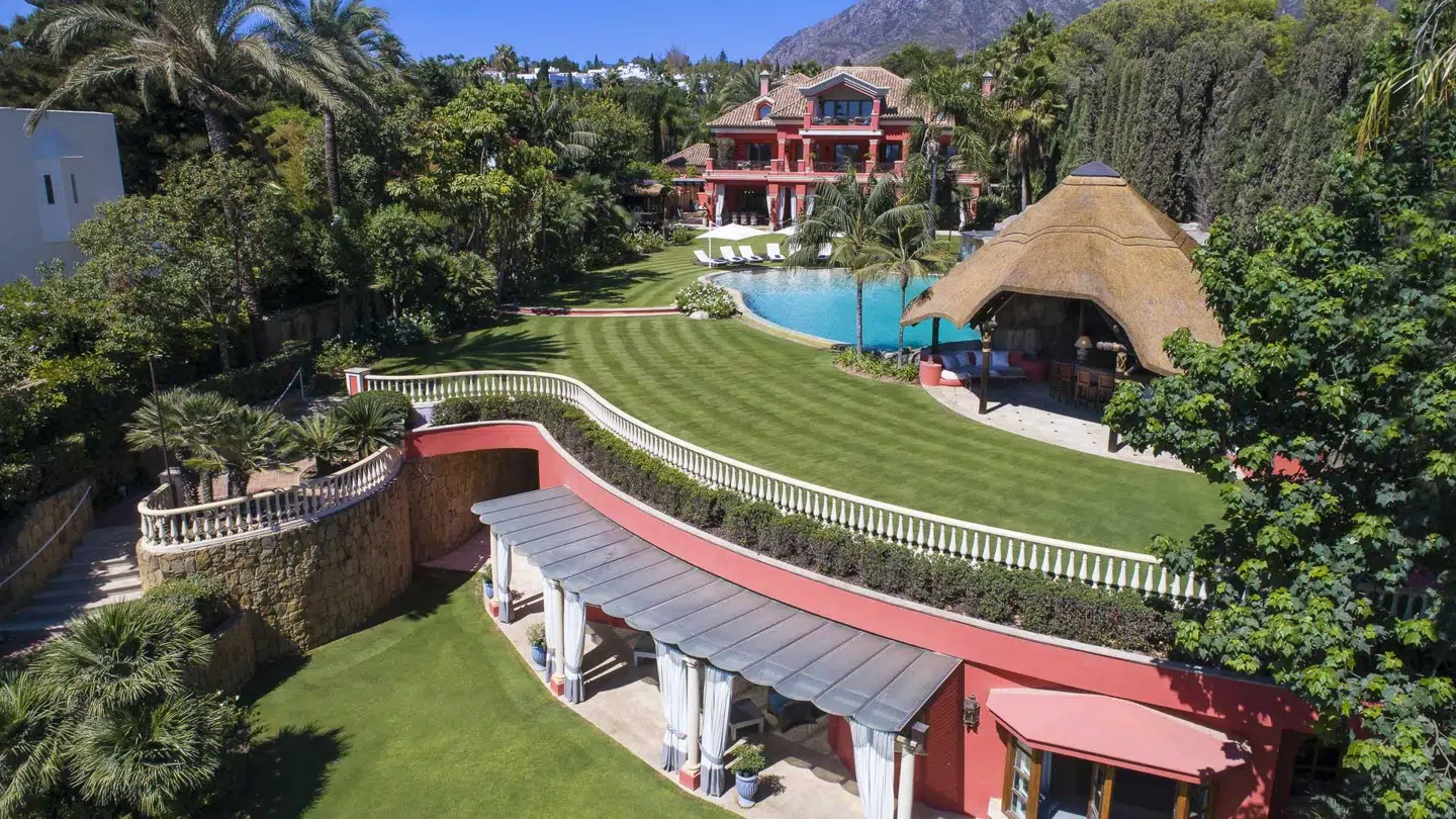 Huset er sat til salg for omkring en halv milliard danske kroner.