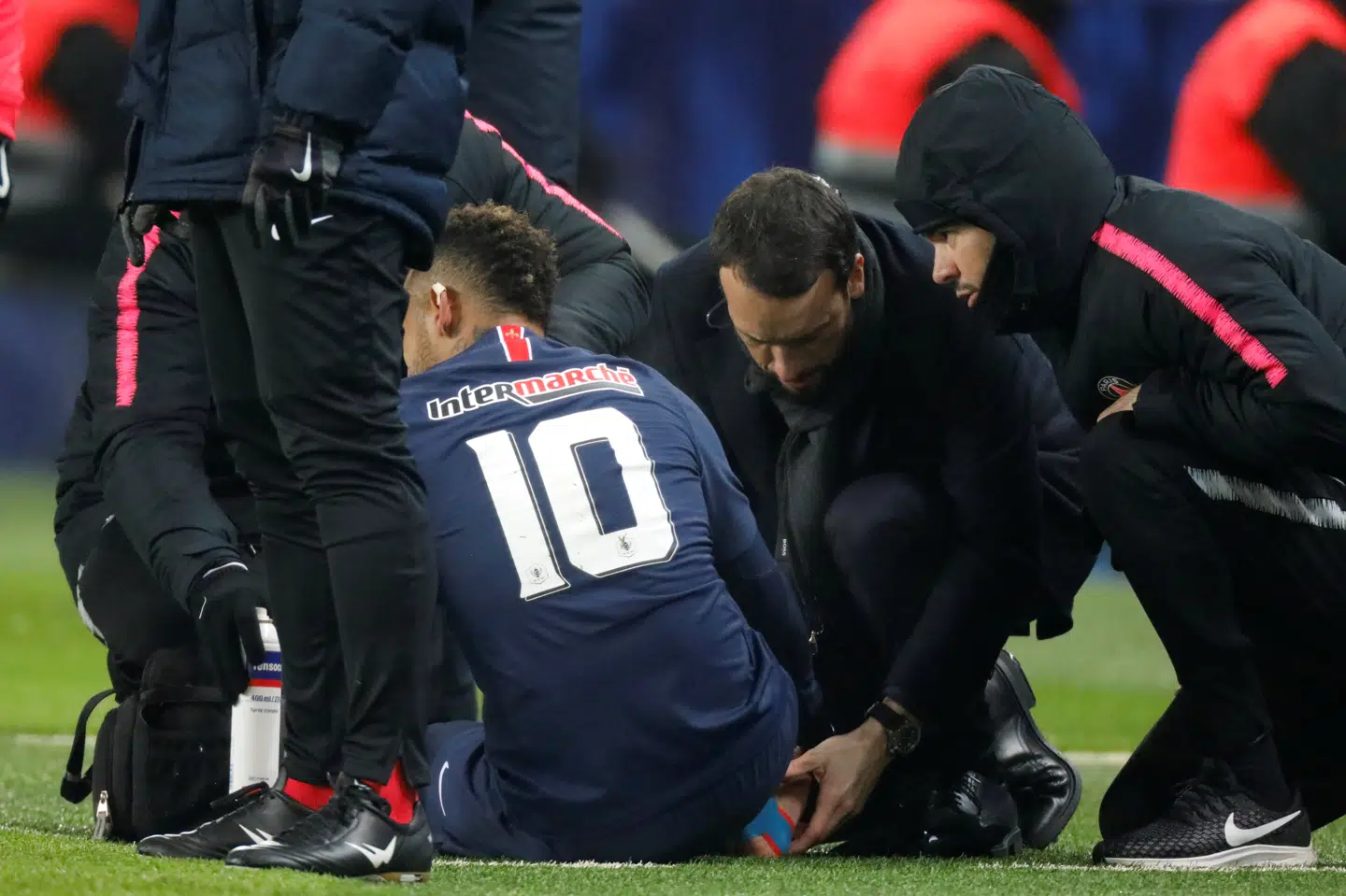 Neymar blev skadet i sin højre fod, da Paris Saint-Germain (PSG) sidste onsdag slog Strasbourg i 16.-delsfinalerne i Coupe de France. Charles Platiau/Reuters