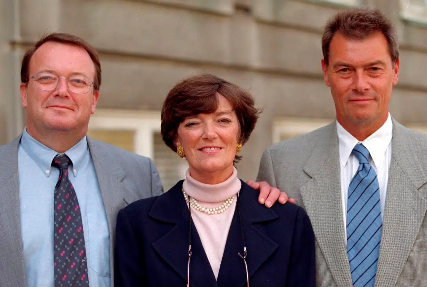 (ARKIV 1998) Jane Aamund sammen med sine to brødre Asger Aamund og Bjarke Aamund. Forfatter og journalist Jane Aamund er død. Hun blev 82 år. Det skriver Berlingske . . (Foto: SVEND ÅGE MORTENSEN/Ritzau Scanpix)