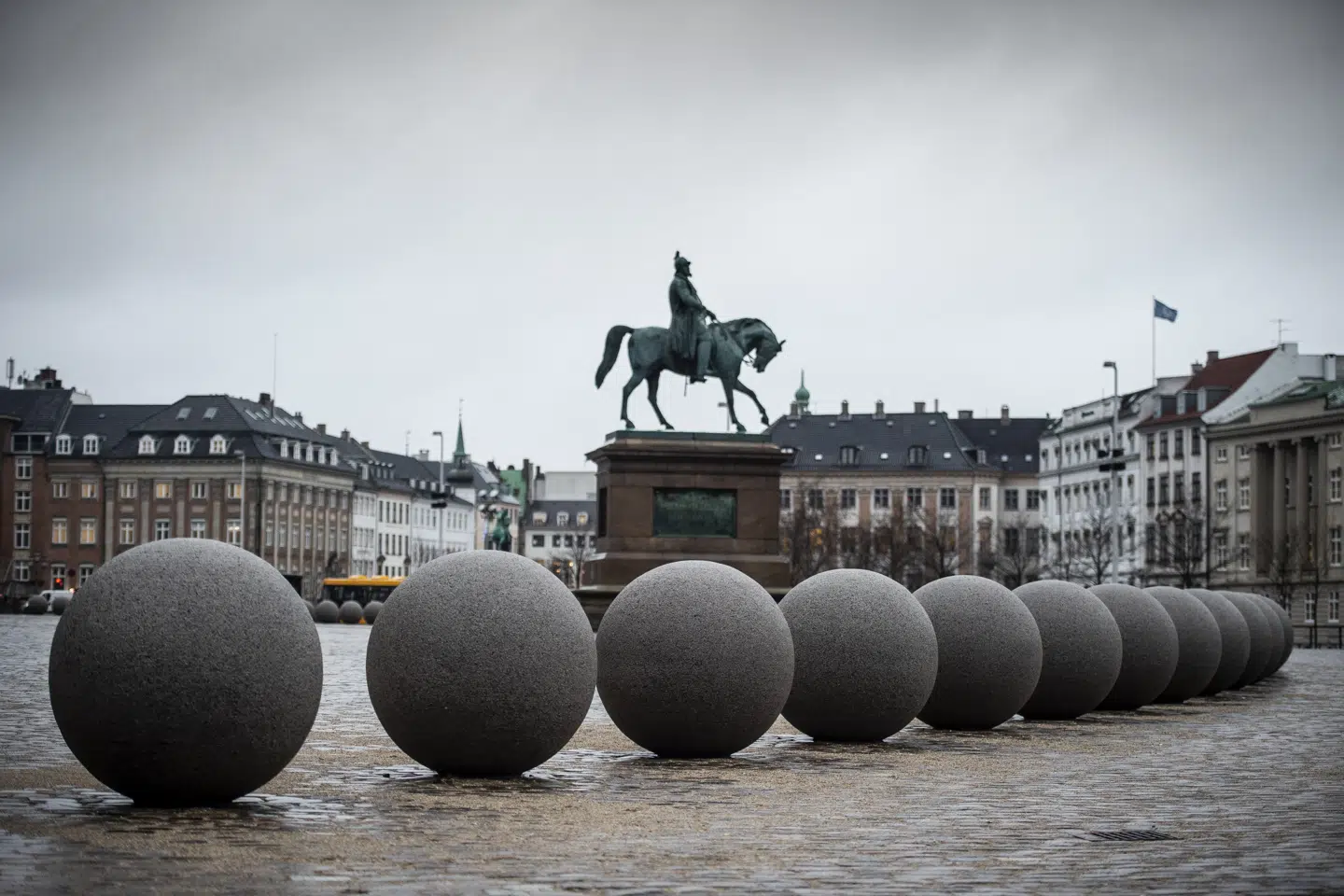 Christiansborg Slotsplads er nu terrorsikret med 85 granitkugler. (Arkivfoto). Liselotte Sabroe/Ritzau Scanpix