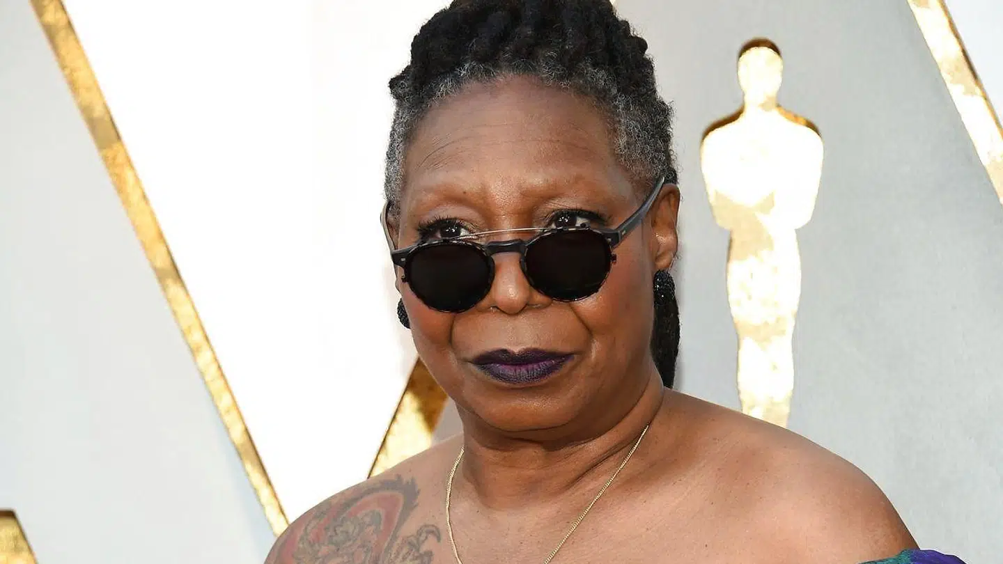 Whoopi Goldberg har tilbudt sig selv som Oscar-vært, men er tilsyneladende ikke valgt.