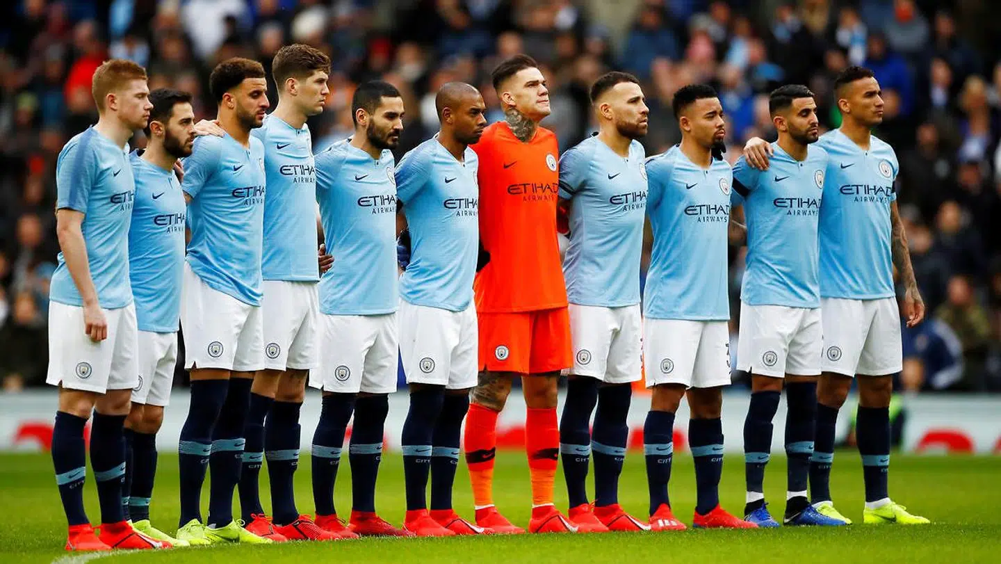 Inden mange kampe, herunder ved den seneste FA Cup-runde, er der blevet holdt ét minuts stilhed for Emiliano Sala. Her ses Manchester City-spillerne.