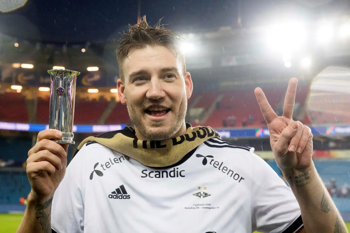Nicklas Bendtner fejrer triumfen i den norske pokalturnering sidste år. NTB Scanpix/Reuters