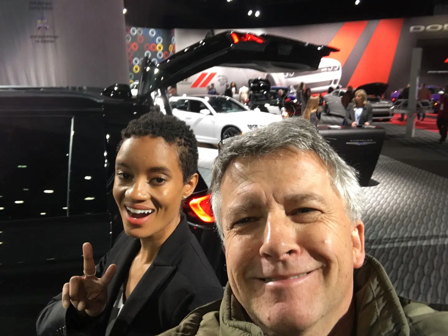 B.T.'s udsendte Henning Høeg sammen med Janita, én af bilshowets mange 'bil-babes'.