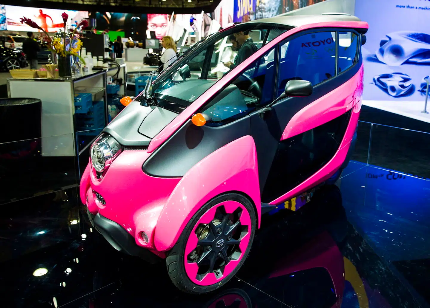 Amerikanerne elsker deres muskelbiler og deres enorme trucks. Men der er også plads til økonomiske alternativer som denne nytænkende Toyota i-ROAD.