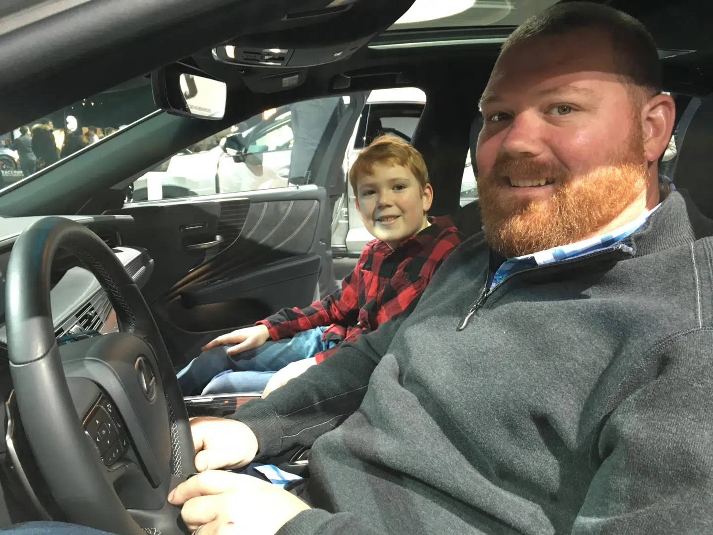 Far og søn, Joey og James Denton beundrer i fællesskab en ny Lexus. 'Nomalt kommer vi bre for at kigge. Men i år står vi faktisk og mangler en bil,« siger Joey, der fortsatter den far/søn-tradition, som hans far startede.