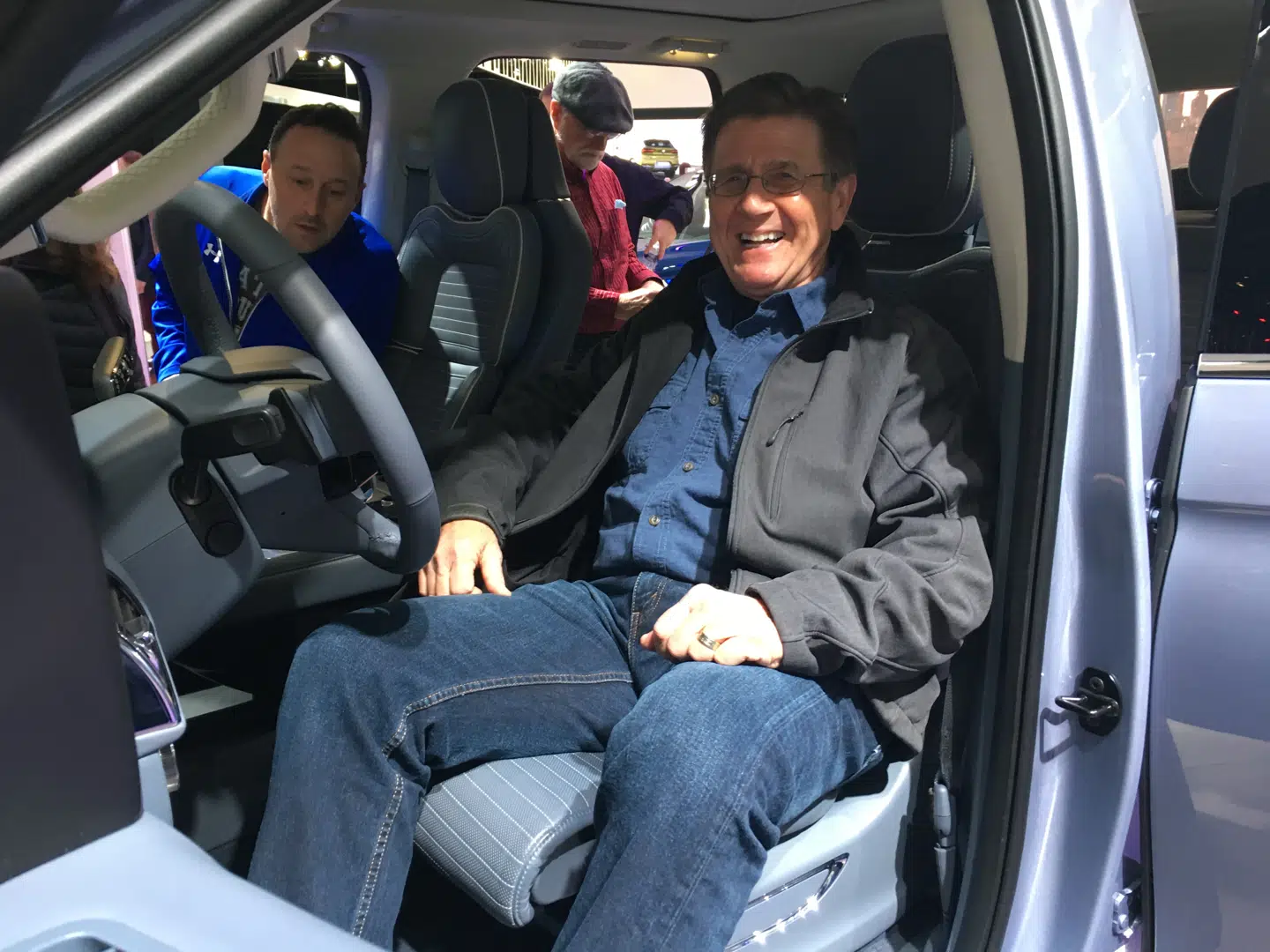 Tom Dryer drømmer dyre drømme. Dodge Ram 1500 vandt i år prisen som 'Årets Truck'. Prisen med alt det dyre udstyr er godt 40.000 dollar - cirka 230.000 kroner. 'Det er mere end jeg bruge. Men man sidder godt,« siger Dryer med et smil.