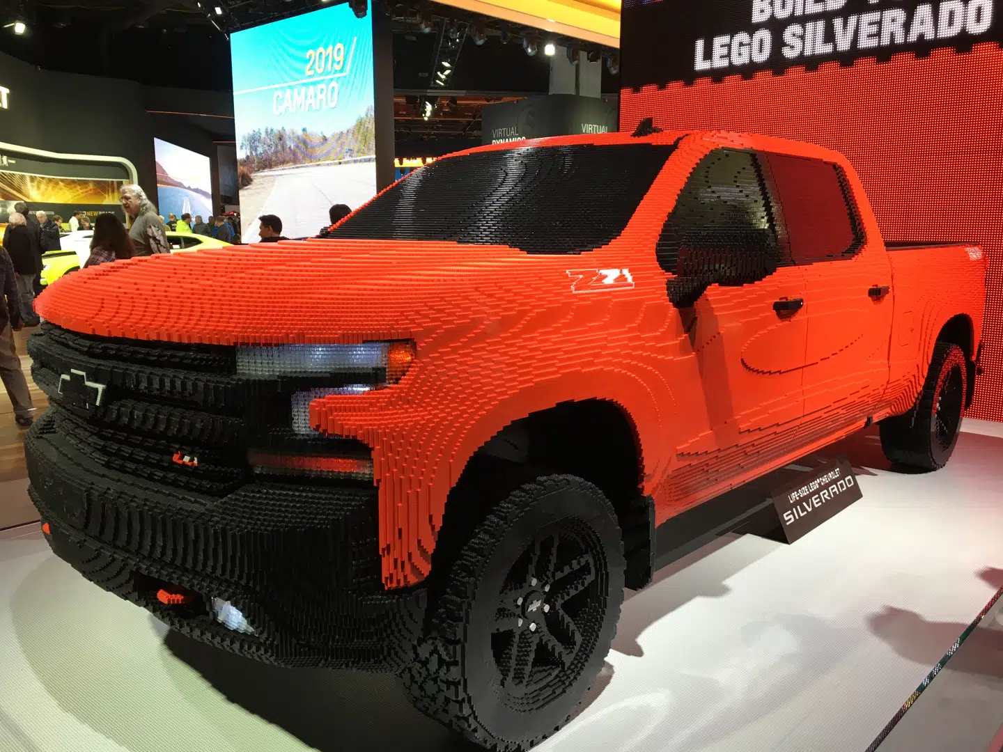 Det tog 18 personer 2.000 timer at bygge denne legomodel af Chevrolets Silverado truck. De brugte ialt 334.544 klodser.