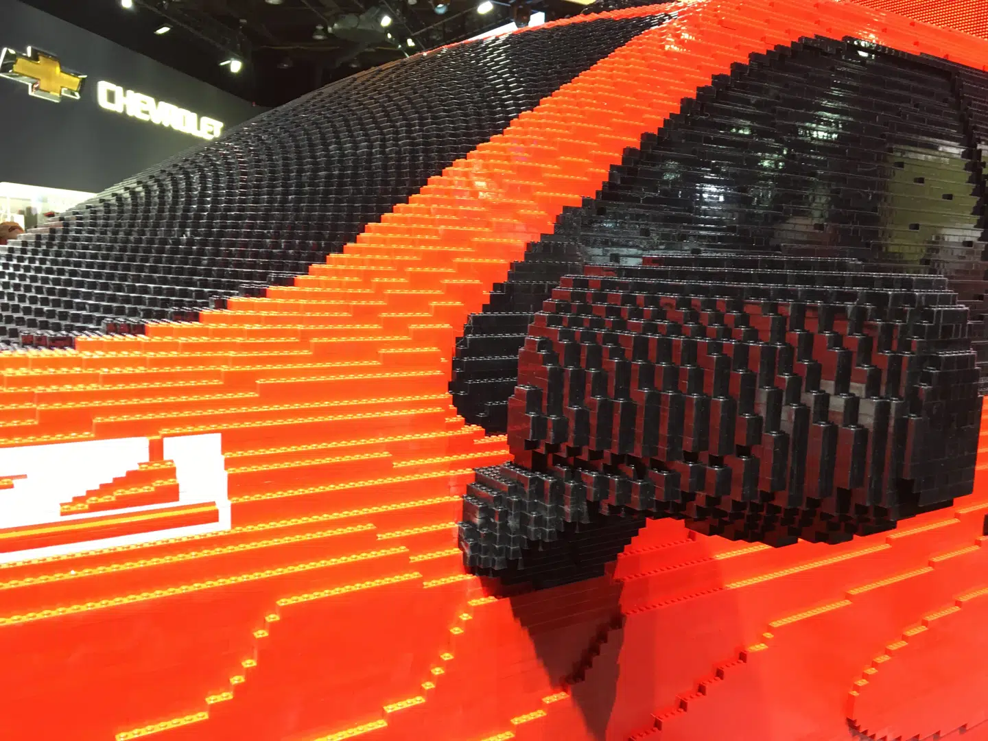 Det tog 18 personer 2.000 timer at bygge denne Lego moel af Chrystlers Silverado Truck