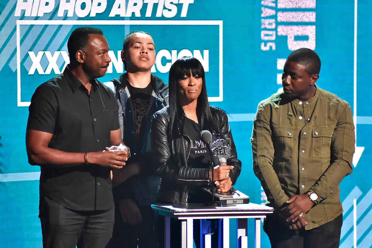 ARKIVFOTO af familien til XXXTentacion. Forrest står hans mor, som modtog prisen for 'Bedste Nye Navn' på vegne af sin afdøde søn til BET Hip Hop Awards sidste år.